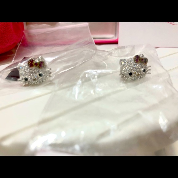 ‼️SOLD‼️NWOT Sanrio Hello Kitty Diamonique Sterling Silver Stud Earrings - Picture 2 of 6